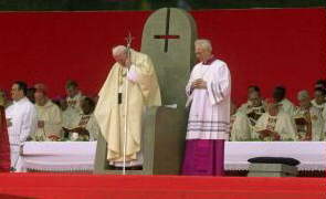 Papst Johannes Paul 2 an seinem Thron mit dem kopfstehenden Kreuz 